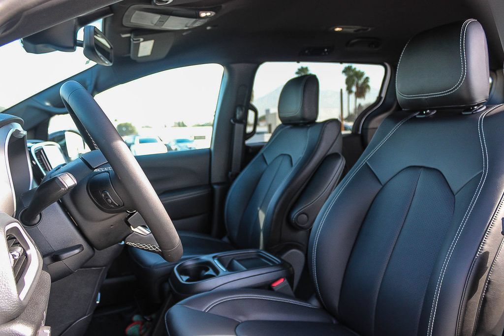 New 2027 Chrysler Pacifica Select FWD image 18