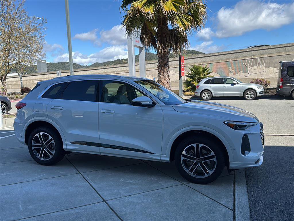 Used 2025 Audi Q5 Premium w/ Convenience Package image 5