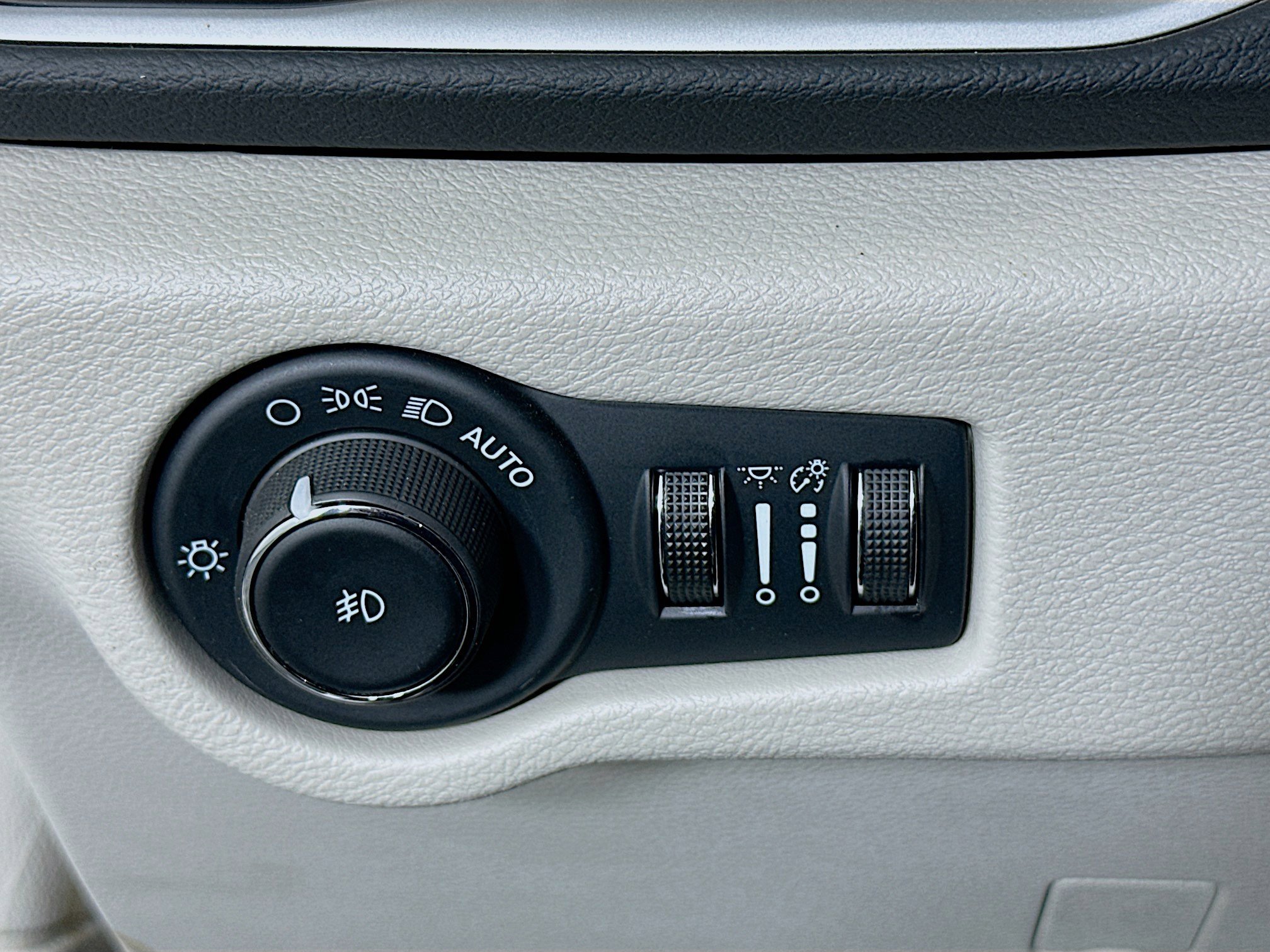 Used 2024 Chrysler Pacifica Touring-L image 16