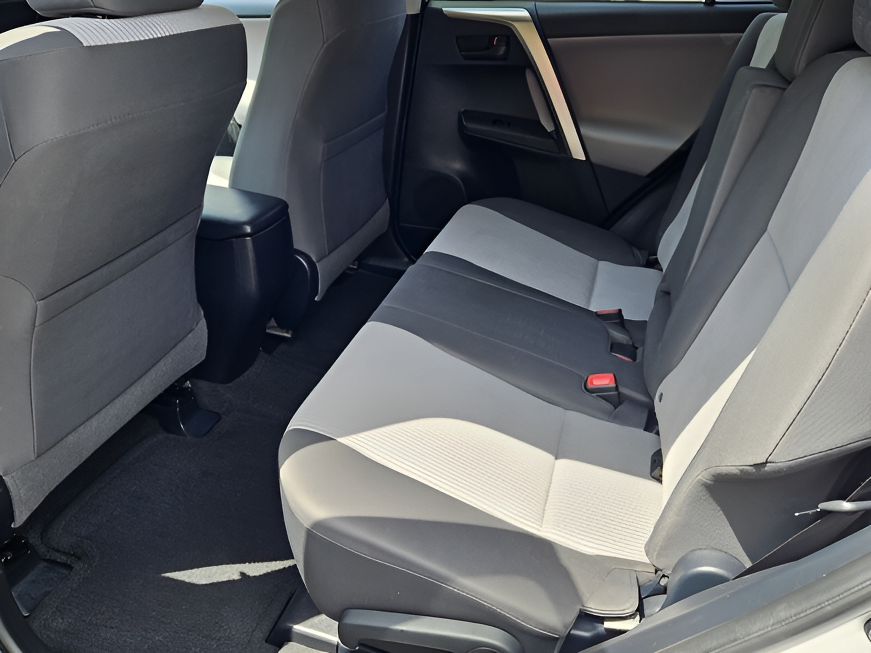 Used 2015 Toyota RAV4 LE FWD image 9