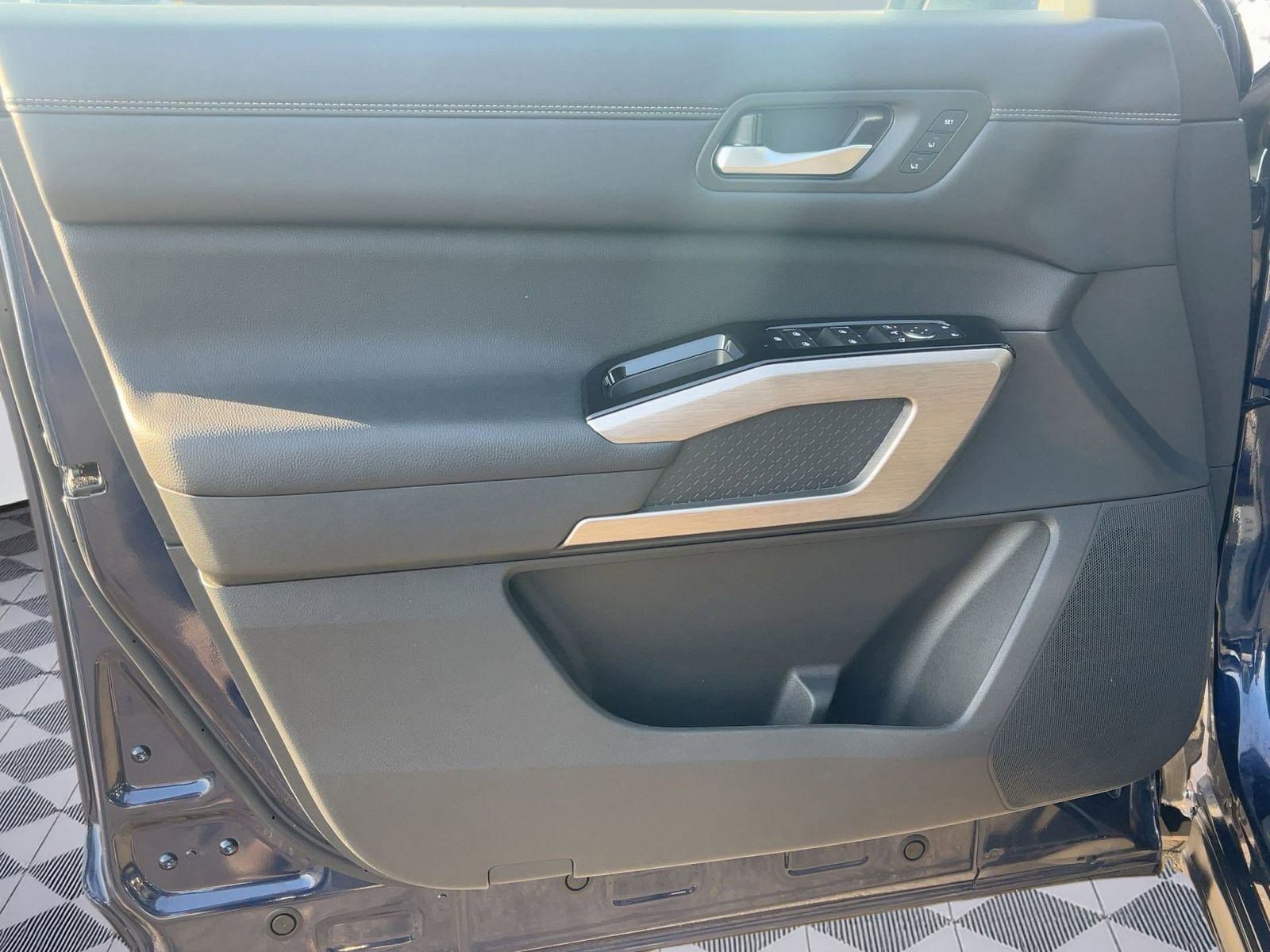 Used 2024 Nissan Pathfinder Platinum w/ Cargo Package image 12