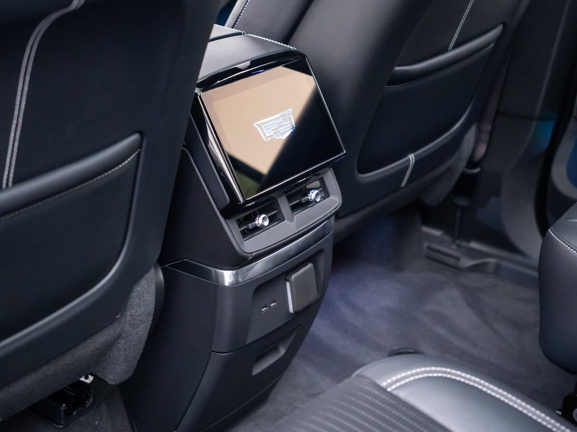 New 2027 Cadillac Vistiq Sport w/ LPO, Floor Liner Package AWD/4WD image 19