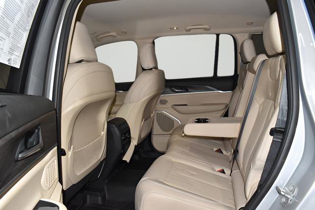 Used 2022 Jeep Grand Cherokee Limited w/ Luxury Tech Group II AWD/4WD image 16