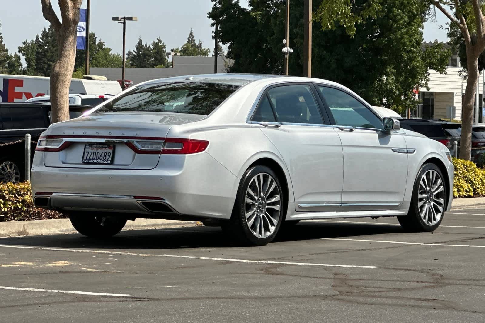 Used 2017 Lincoln Continental Select FWD image 2