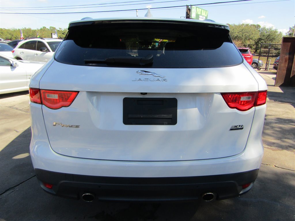 Used 2019 Jaguar F-PACE R-Sport image 3