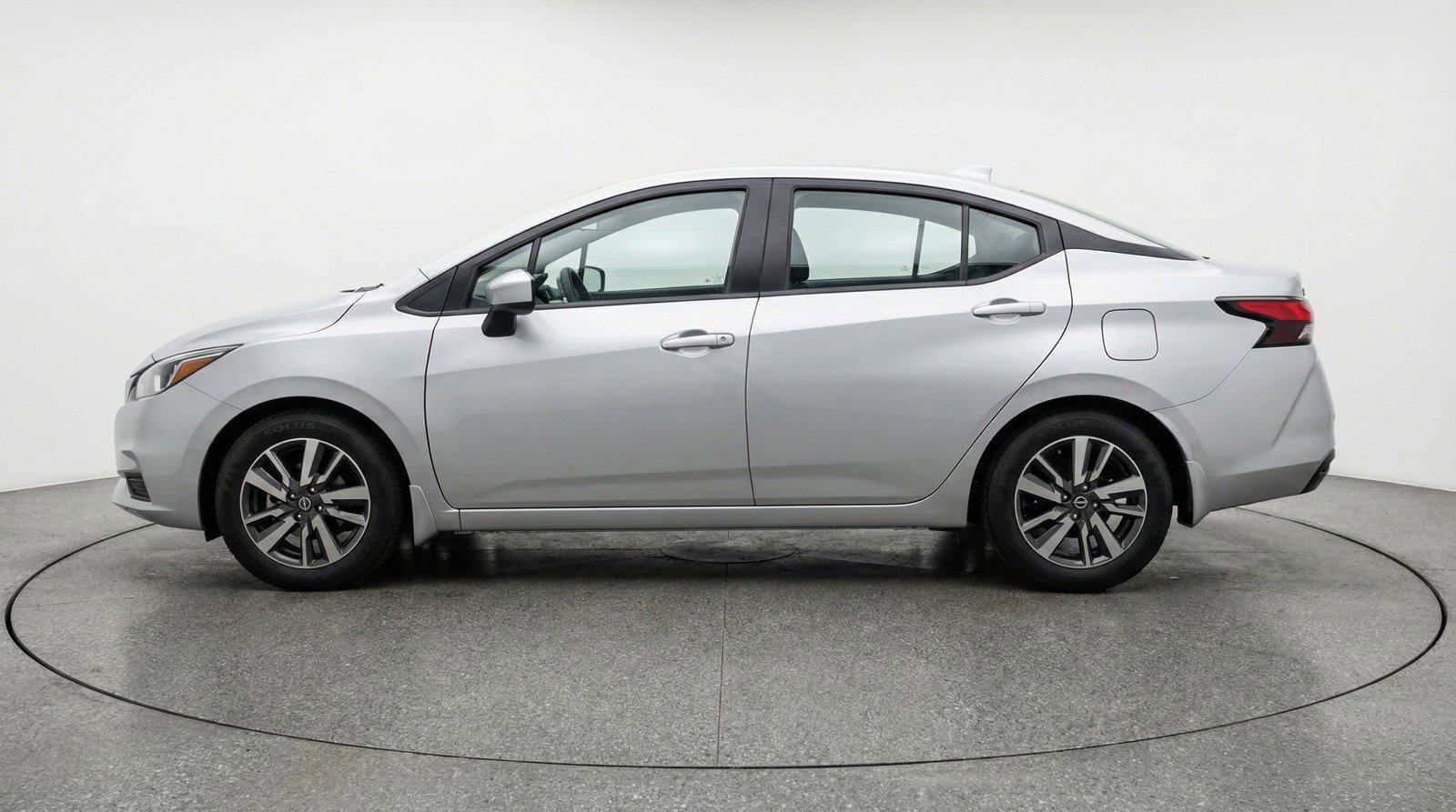 Used 2025 Nissan Versa SV image 5