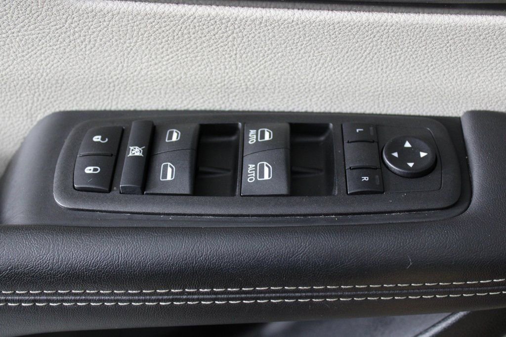 Used 2024 Chrysler Pacifica Touring-L image 21