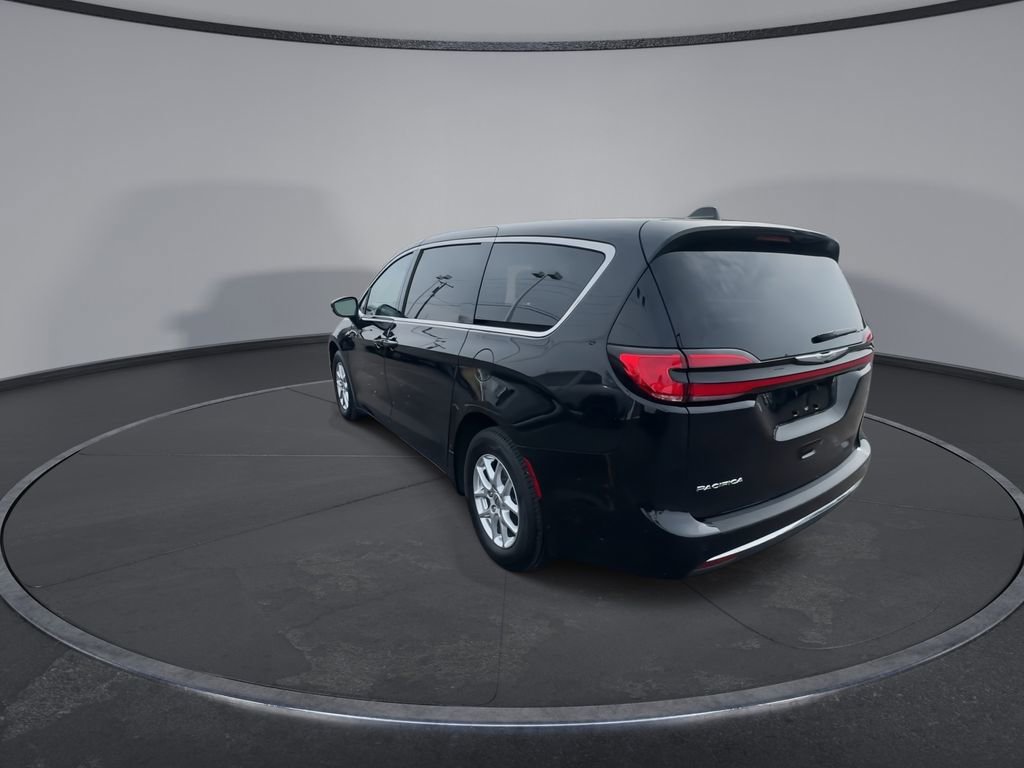 Used 2023 Chrysler Pacifica Touring-L image 6