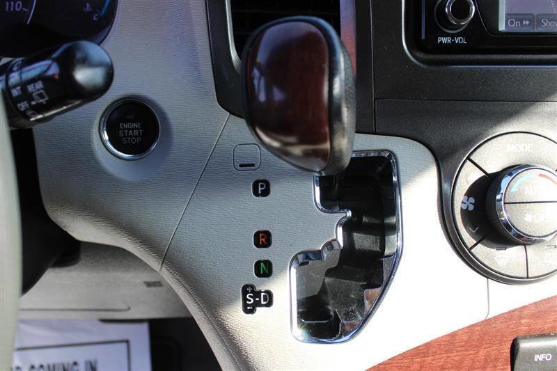 Used 2013 Toyota Sienna XLE w/ Entertainment Pkg FWD image 21