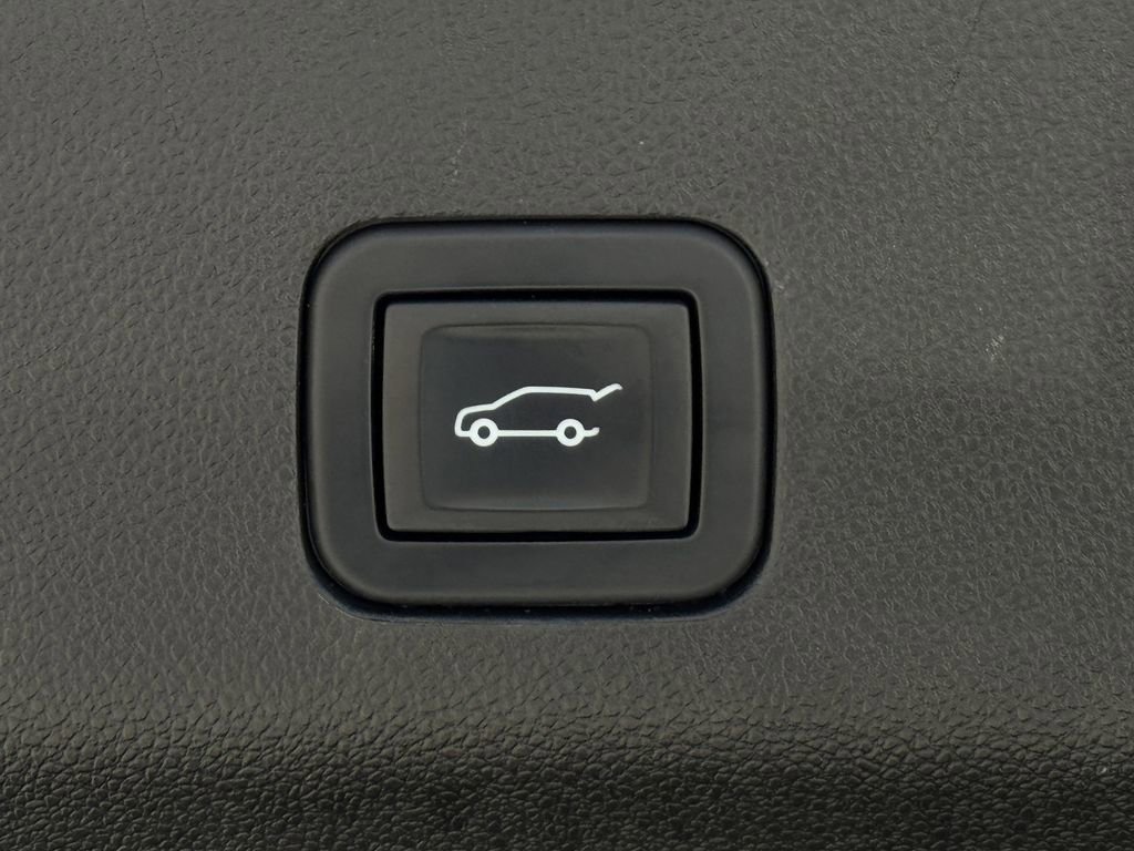 Used 2023 Chevrolet Tahoe Premier AWD/4WD image 32