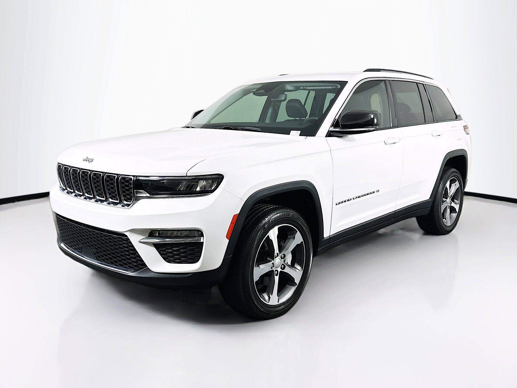 Used 2023 Jeep Grand Cherokee Limited w/ Trailer Tow Prep Group (B) image 3