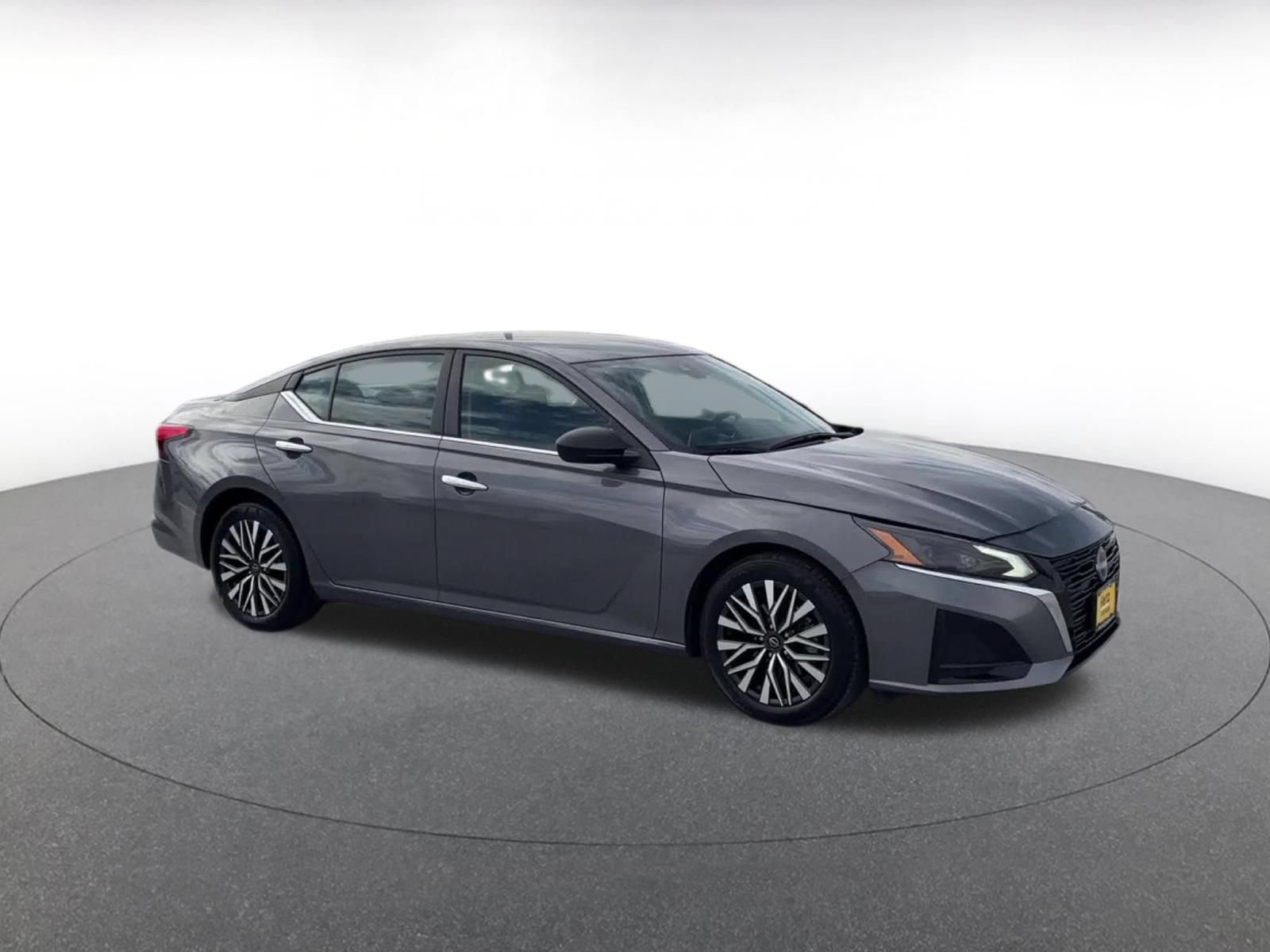 Used 2025 Nissan Altima 2.5 SV FWD image 2