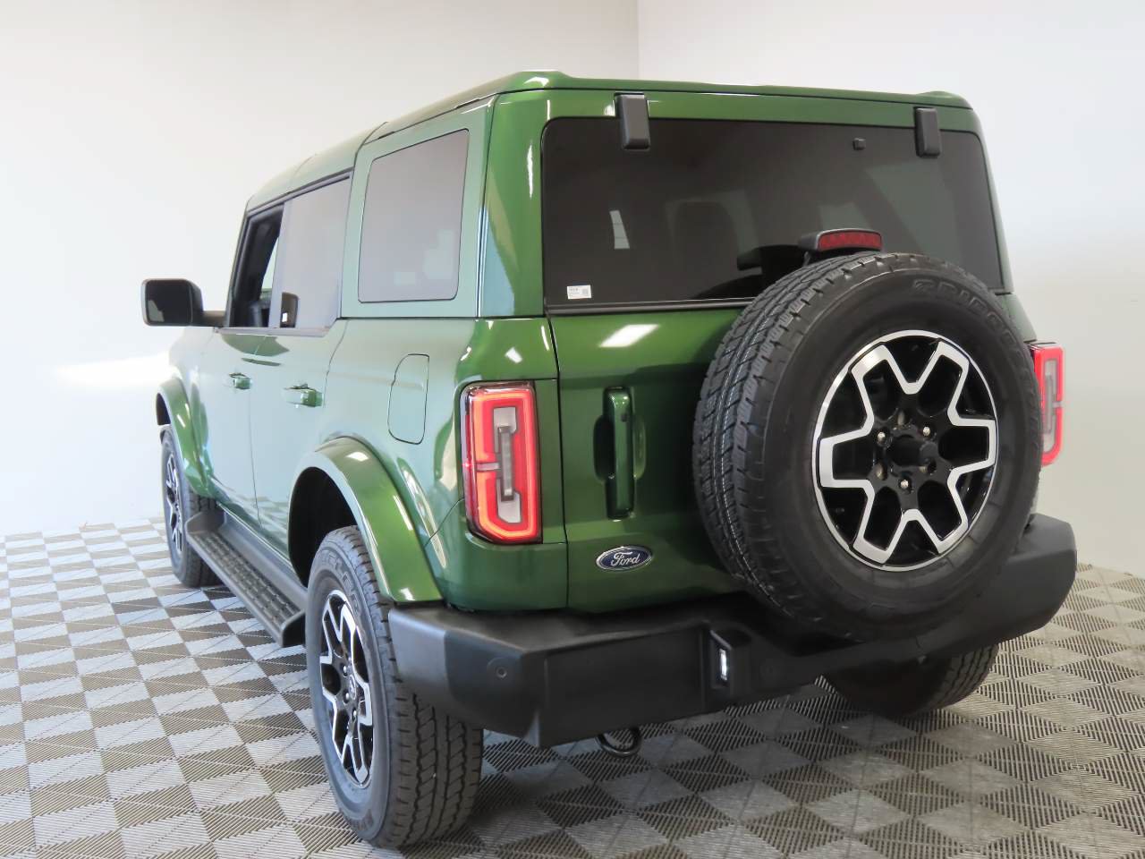 Used 2025 Ford Bronco Outer Banks AWD/4WD image 3