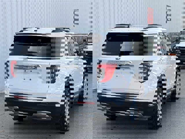 Used 2024 Ford Explorer XLT w/ Equipment Group 202A image 4