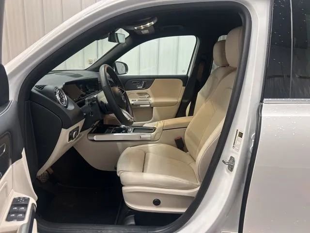 Used 2025 Mercedes-Benz GLB 250 4MATIC image 9