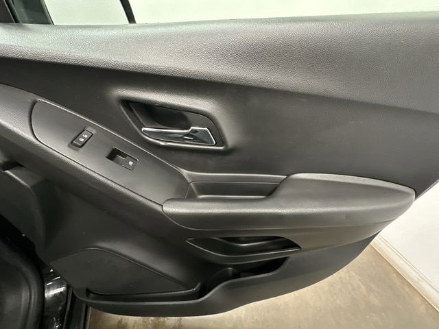 Used 2019 Chevrolet Trax LT w/ LT Convenience Package image 18