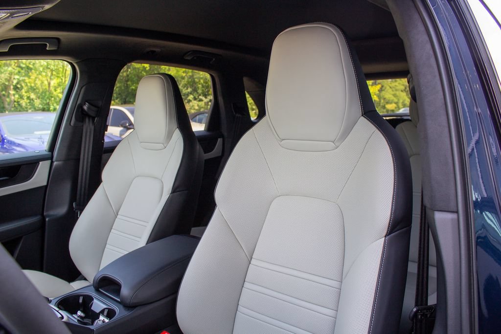 Used 2026 Porsche Cayenne GTS AWD/4WD image 12