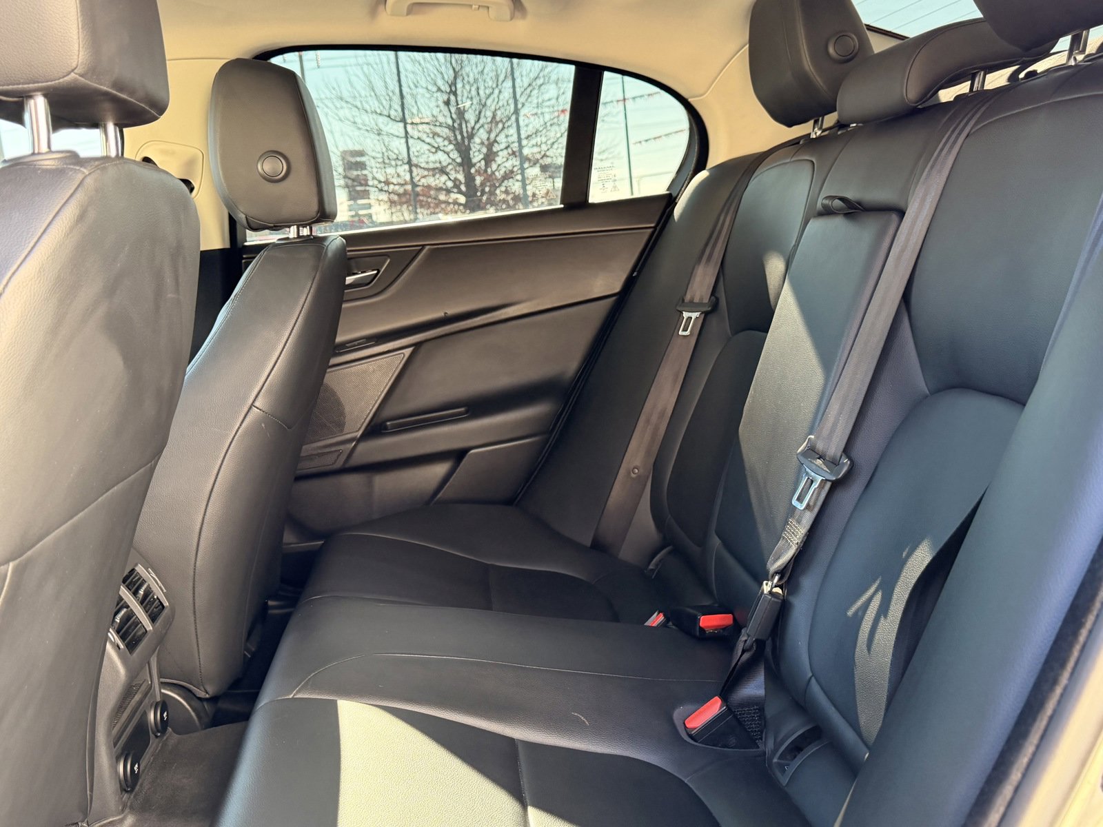 Used 2019 Jaguar XE Premium image 24