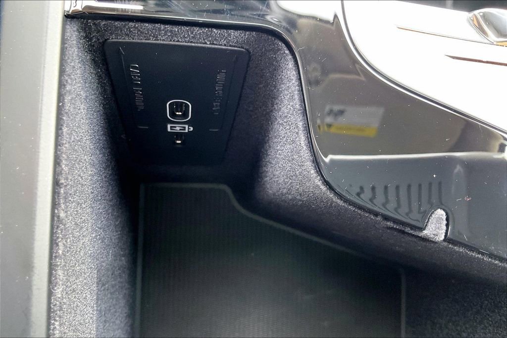 Used 2024 Volvo XC90 B6 Plus w/ Protection Package Premier image 33