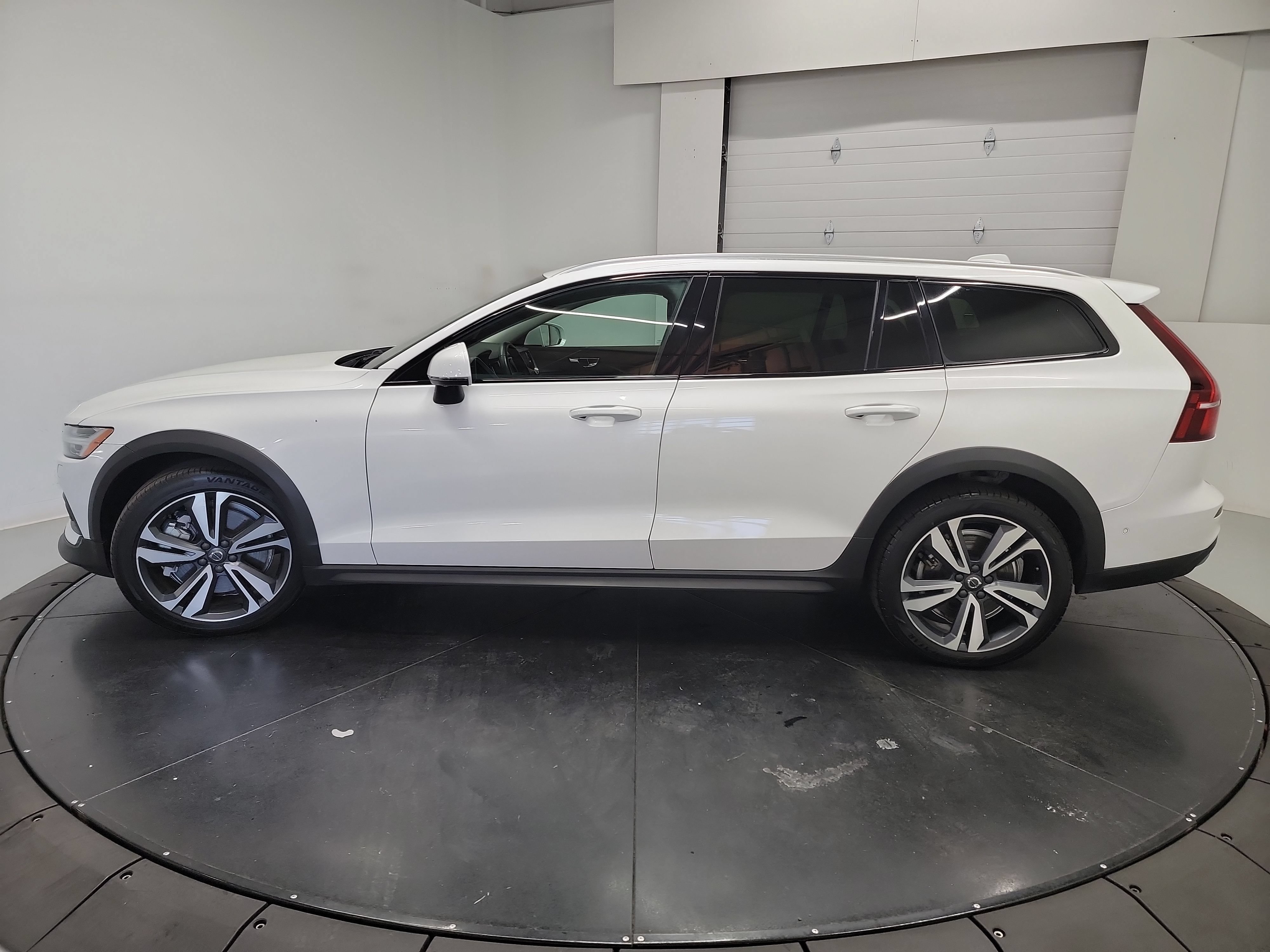 Used 2025 Volvo V60 B5 Cross Country Plus AWD/4WD image 4