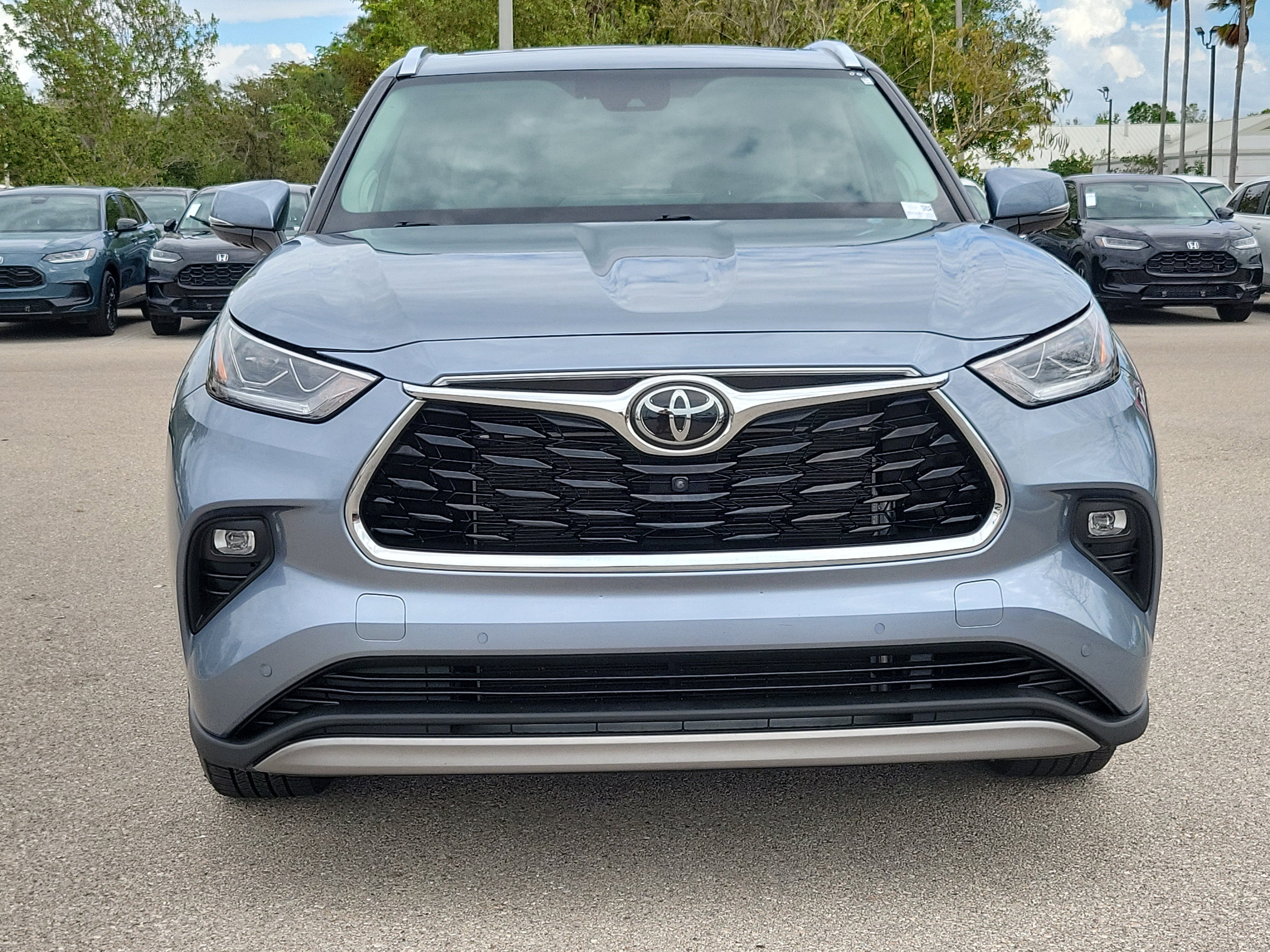 Used 2022 Toyota Highlander Platinum image 2