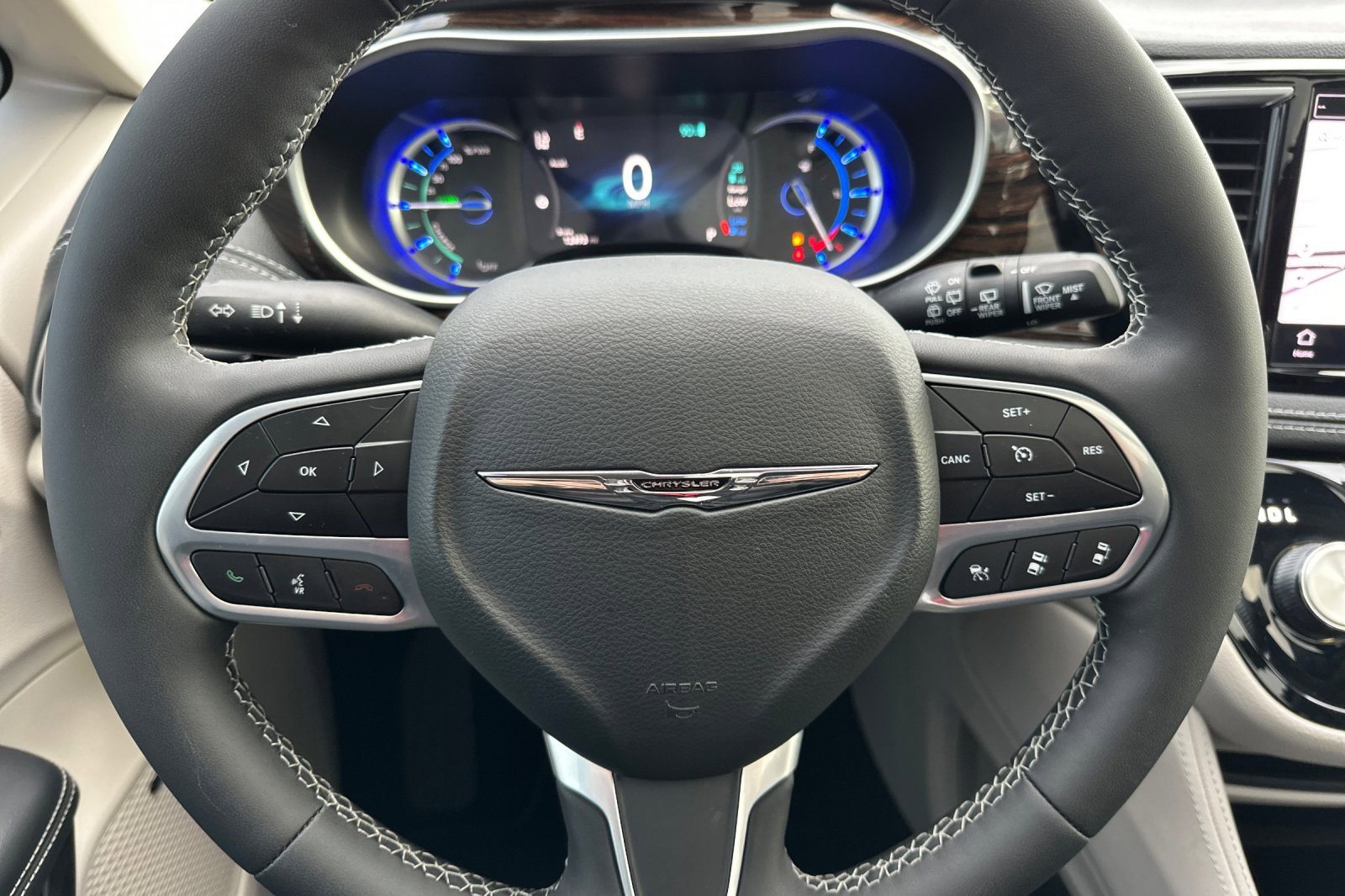 Used 2023 Chrysler Pacifica Limited w/ Uconnect Theater Family Group image 28