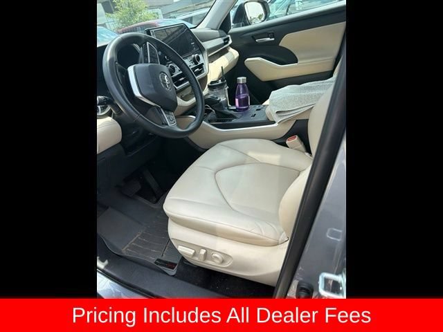 Used 2023 Toyota Highlander XLE FWD image 3