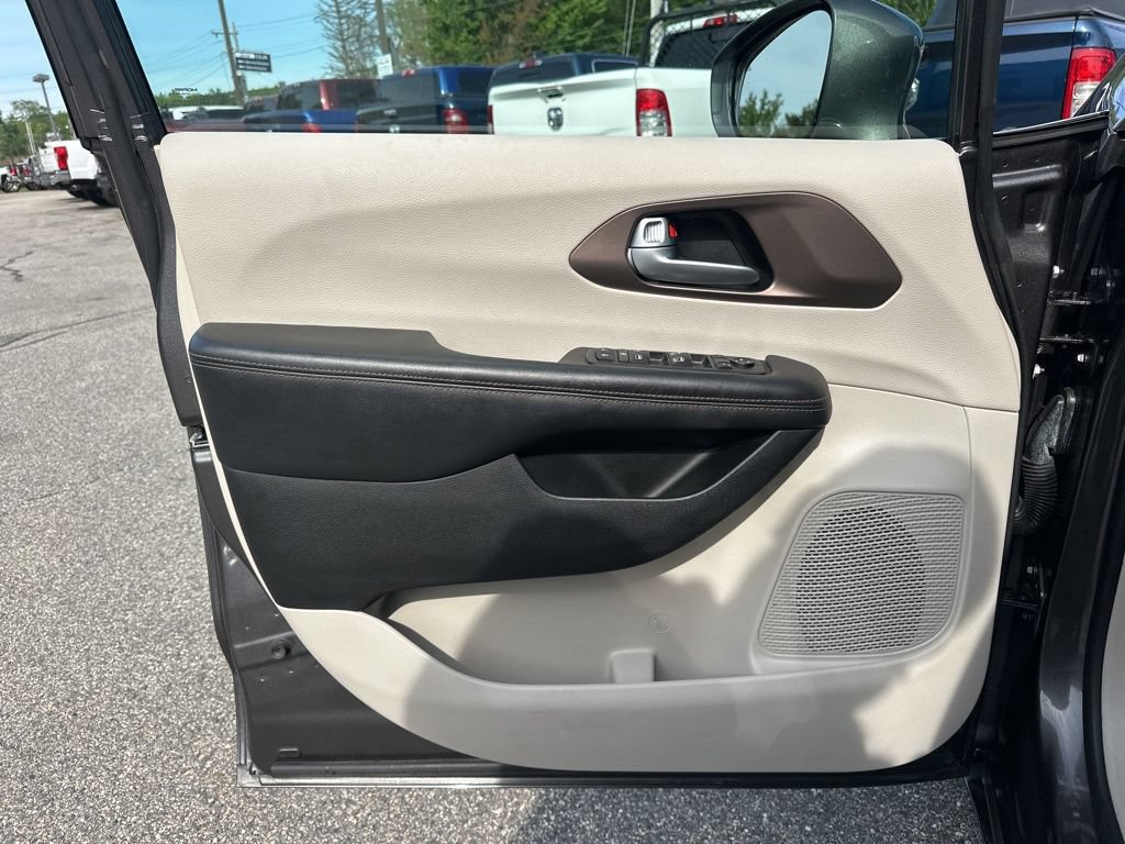 Used 2018 Chrysler Pacifica Touring Plus FWD image 15