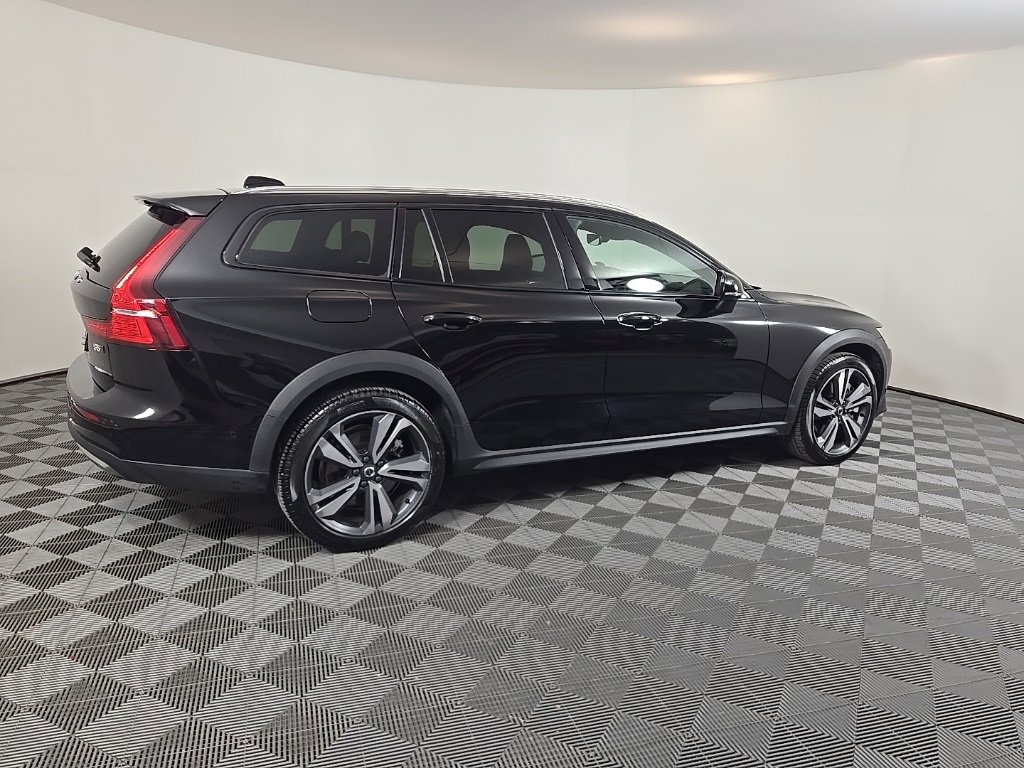 Certified 2025 Volvo V60 B5 Cross Country Plus image 5
