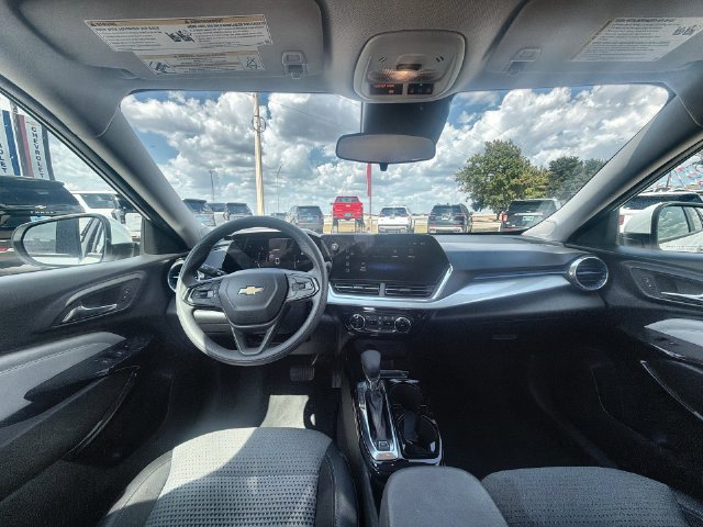 Used 2025 Chevrolet Trax LT FWD image 19