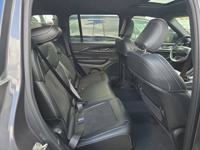 Used 2023 Jeep Grand Cherokee Altitude AWD/4WD image 7