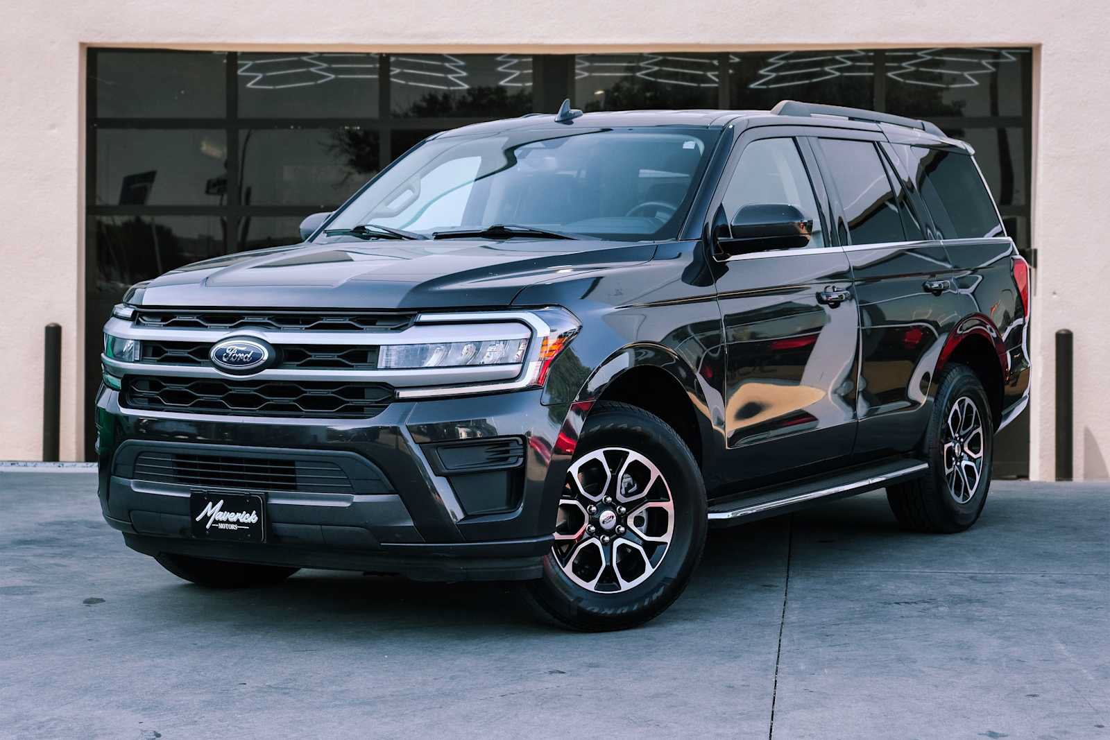 Used 2023 Ford Expedition XLT RWD image 1