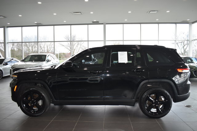 Used 2023 Jeep Grand Cherokee Limited w/ Black Appearance Package AWD/4WD image 7