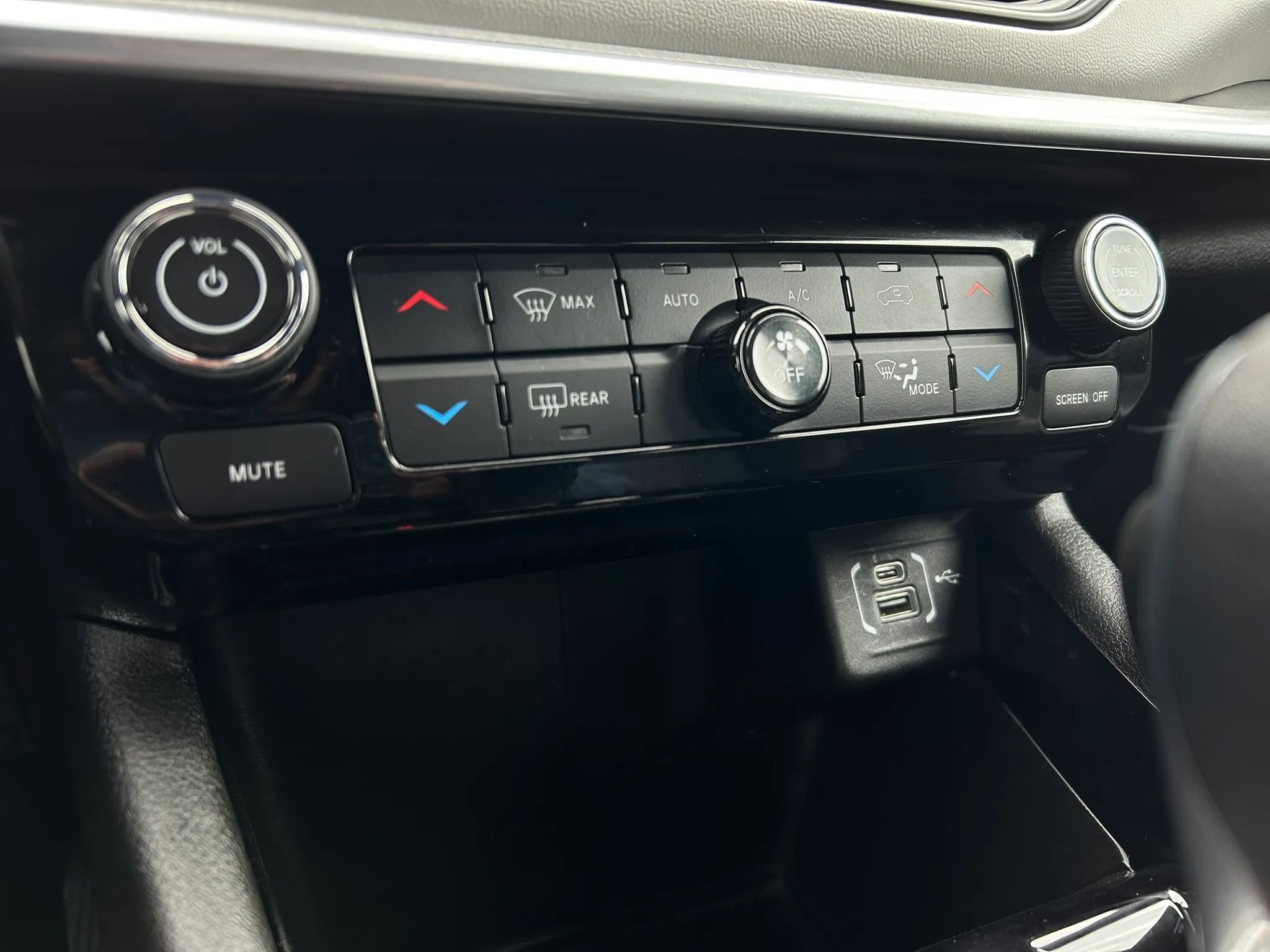 Used 2025 Jeep Compass Limited image 19