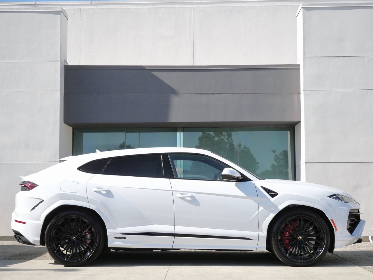 Used 2025 Lamborghini Urus SE image 2