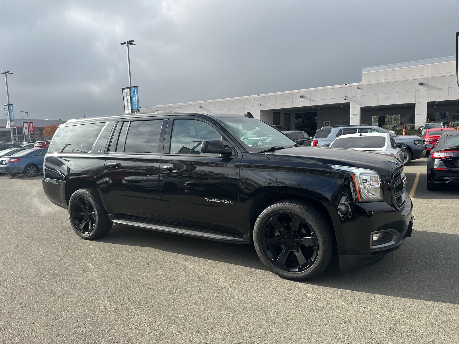 Used 2019 GMC Yukon XL SLT w/ Graphite Performance Edition image 2