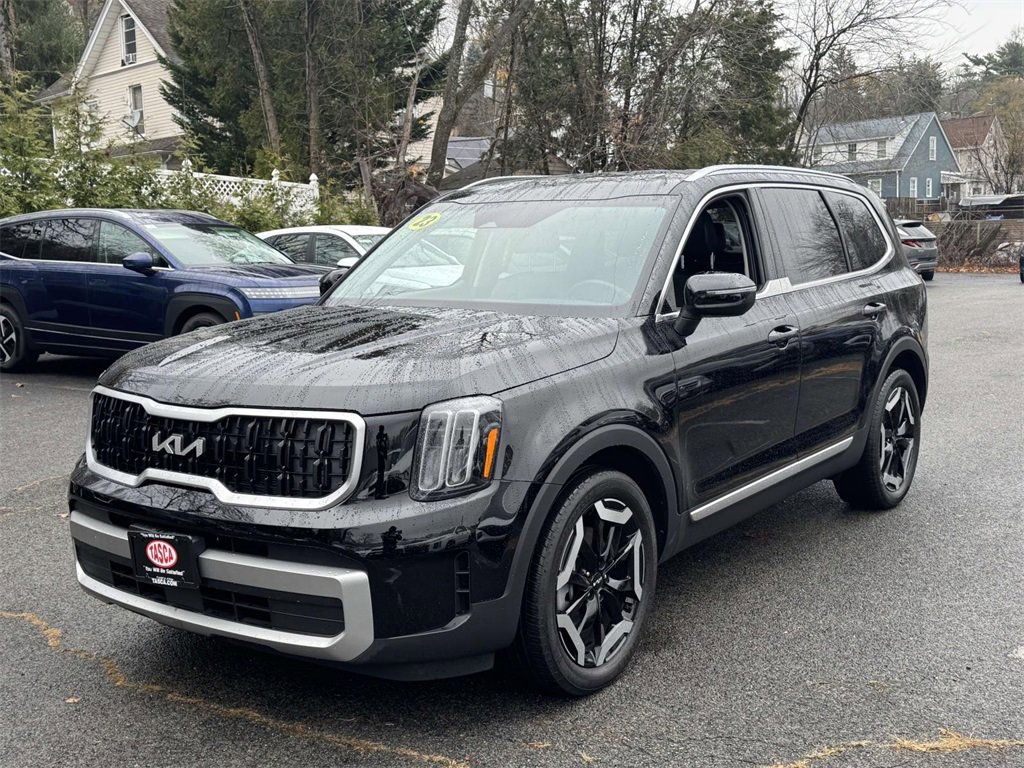 Used 2023 Kia Telluride EX image 3