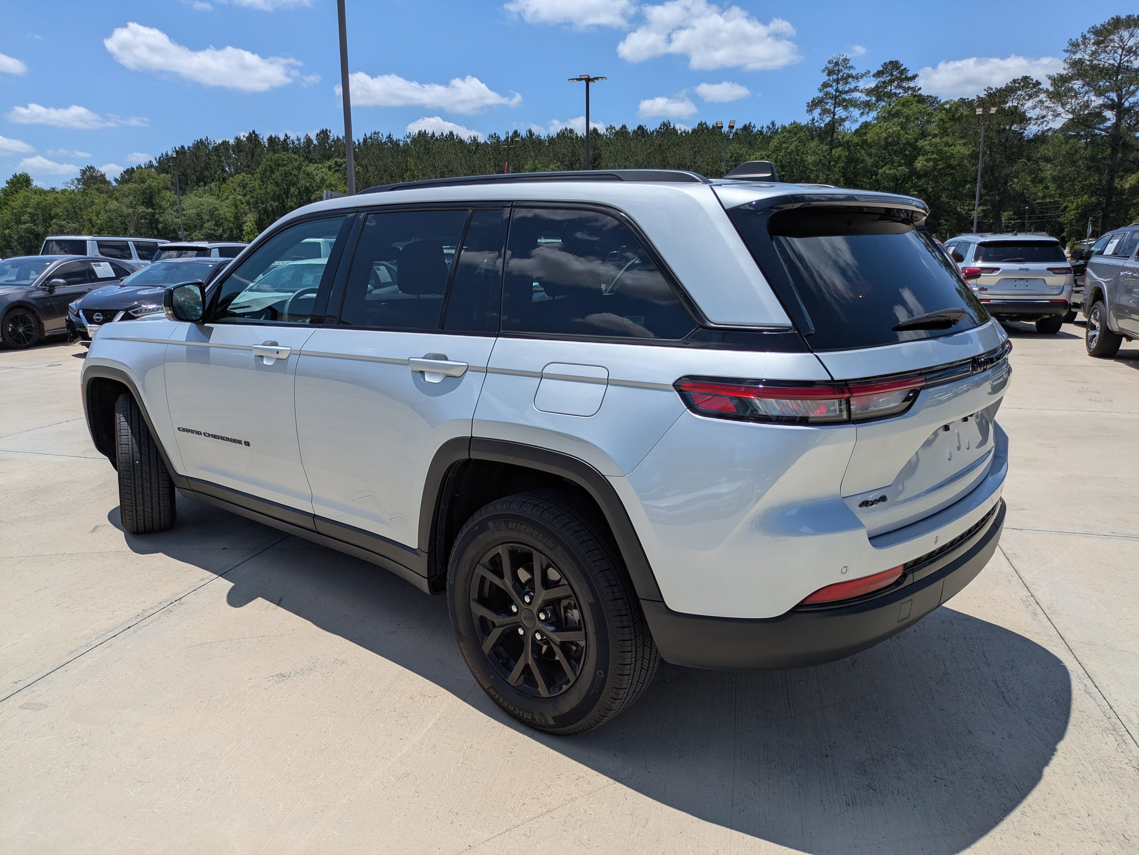 Used 2024 Jeep Grand Cherokee Altitude image 6