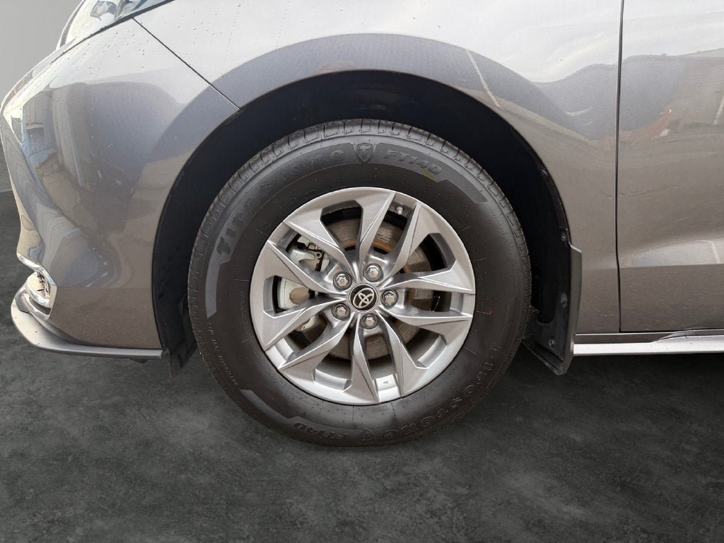 Used 2024 Toyota Sienna XLE w/ XLE Plus Package AWD/4WD image 4