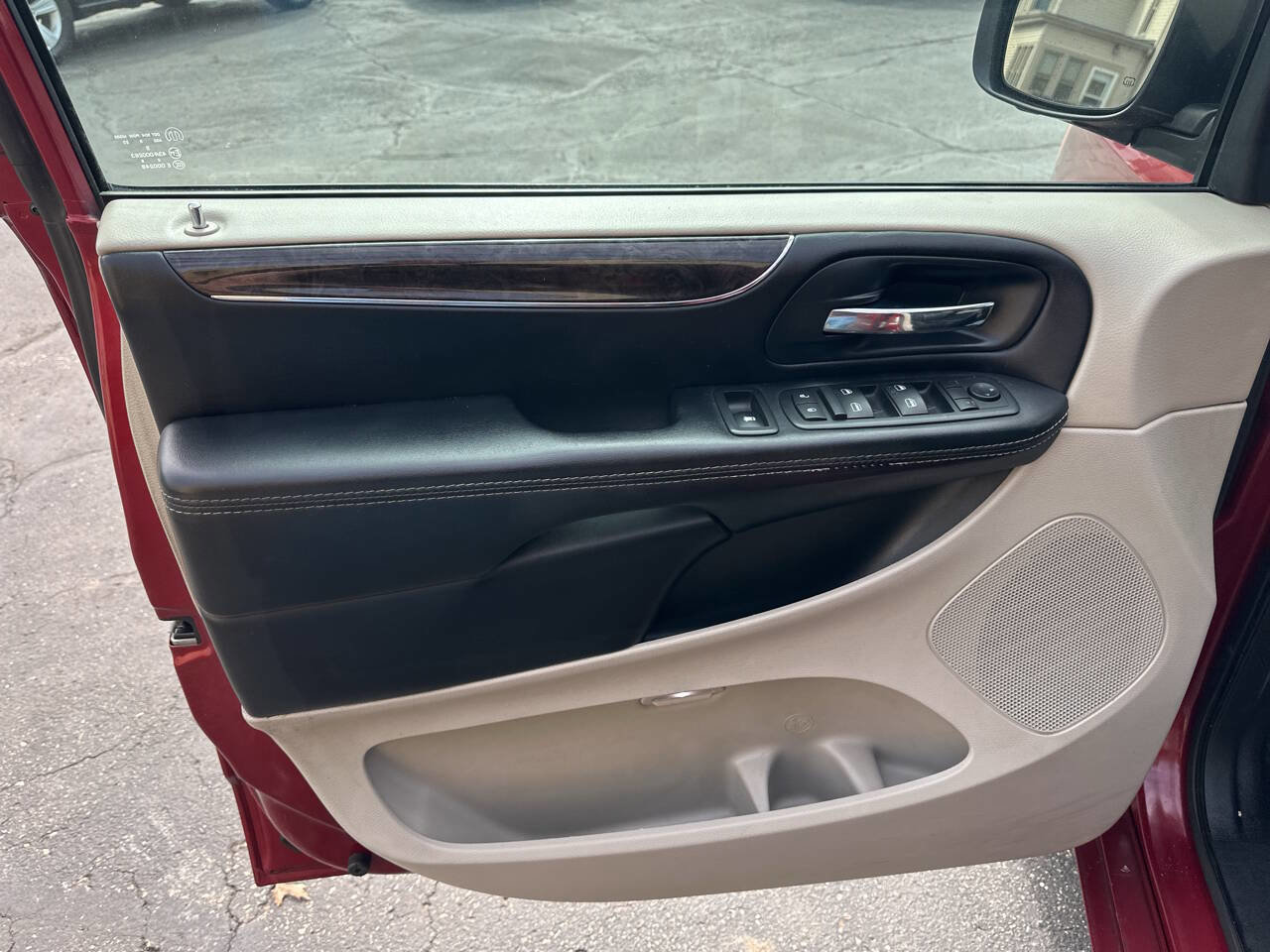 Used 2016 Chrysler Town & Country Touring image 16