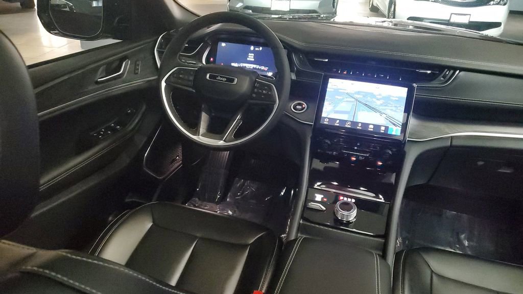 Used 2024 Jeep Grand Cherokee Limited w/ Black Appearance Package image 12