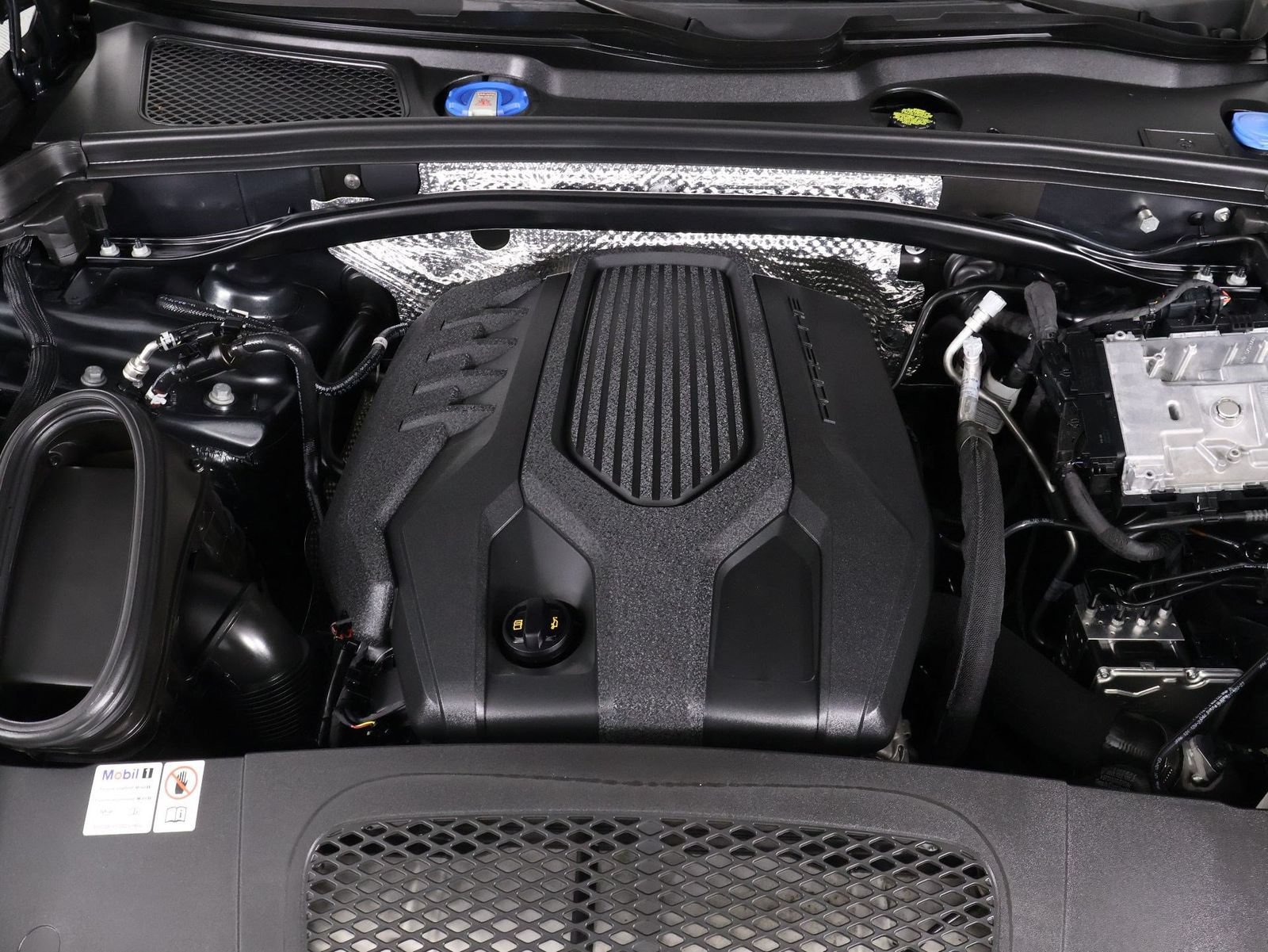 Certified 2024 Porsche Macan AWD/4WD image 26