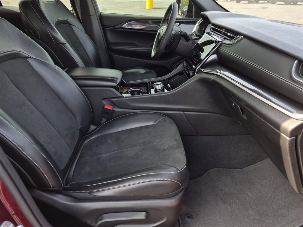 Used 2023 Jeep Grand Cherokee Altitude image 11