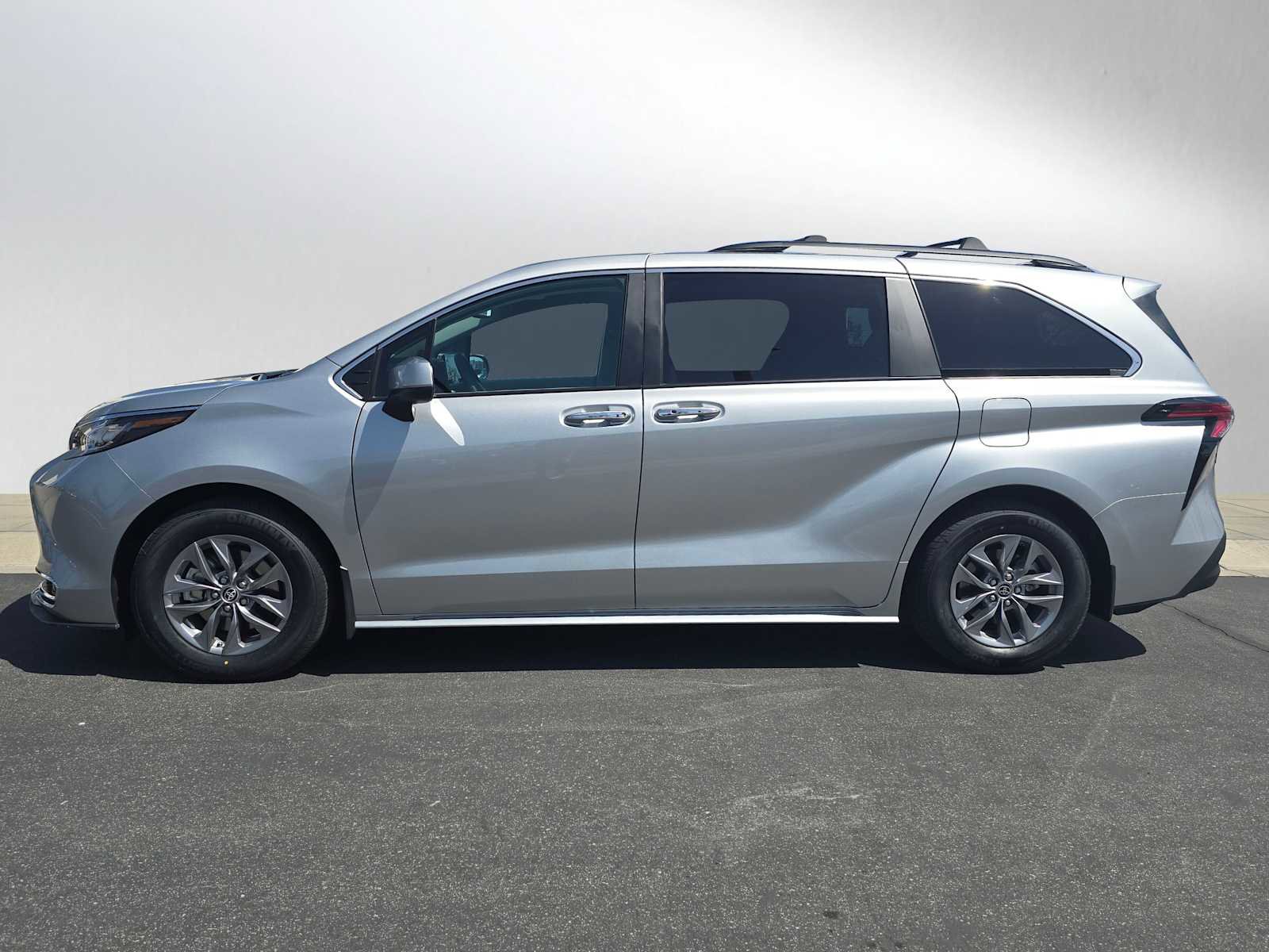 Used 2022 Toyota Sienna XLE w/ XLE Plus Package image 6
