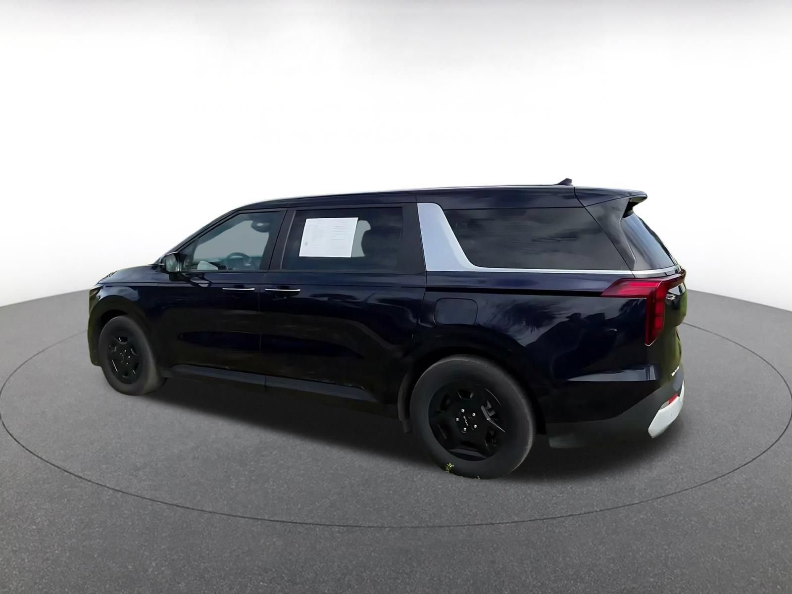 Used 2026 Kia Carnival FWD image 9
