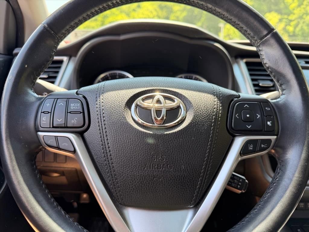 Used 2018 Toyota Highlander XLE AWD/4WD image 16