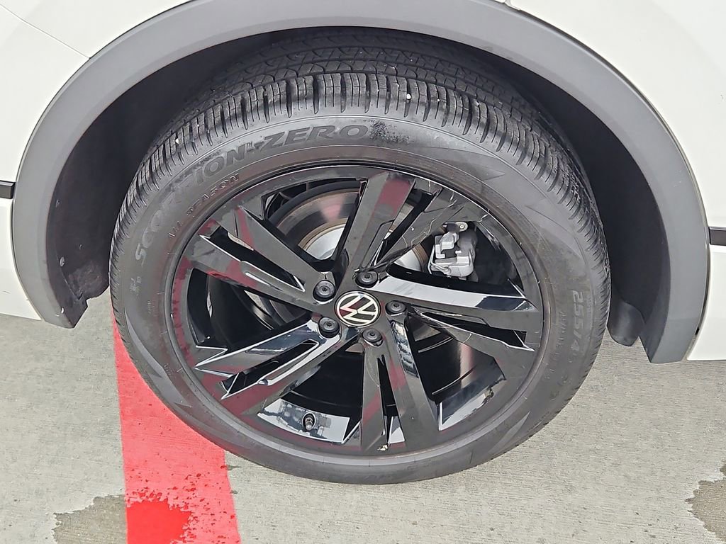 Used 2023 Volkswagen Tiguan SE R-Line image 10