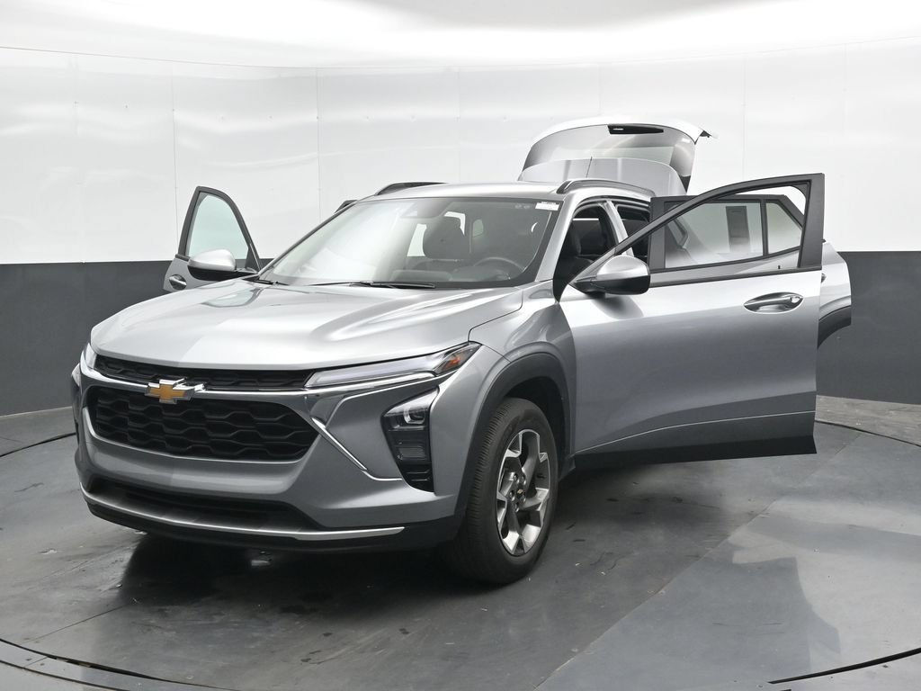 Used 2025 Chevrolet Trax LT w/ LT Convenience Package FWD image 46