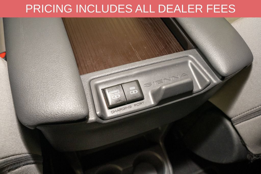 Used 2024 Toyota Sienna LE FWD image 7