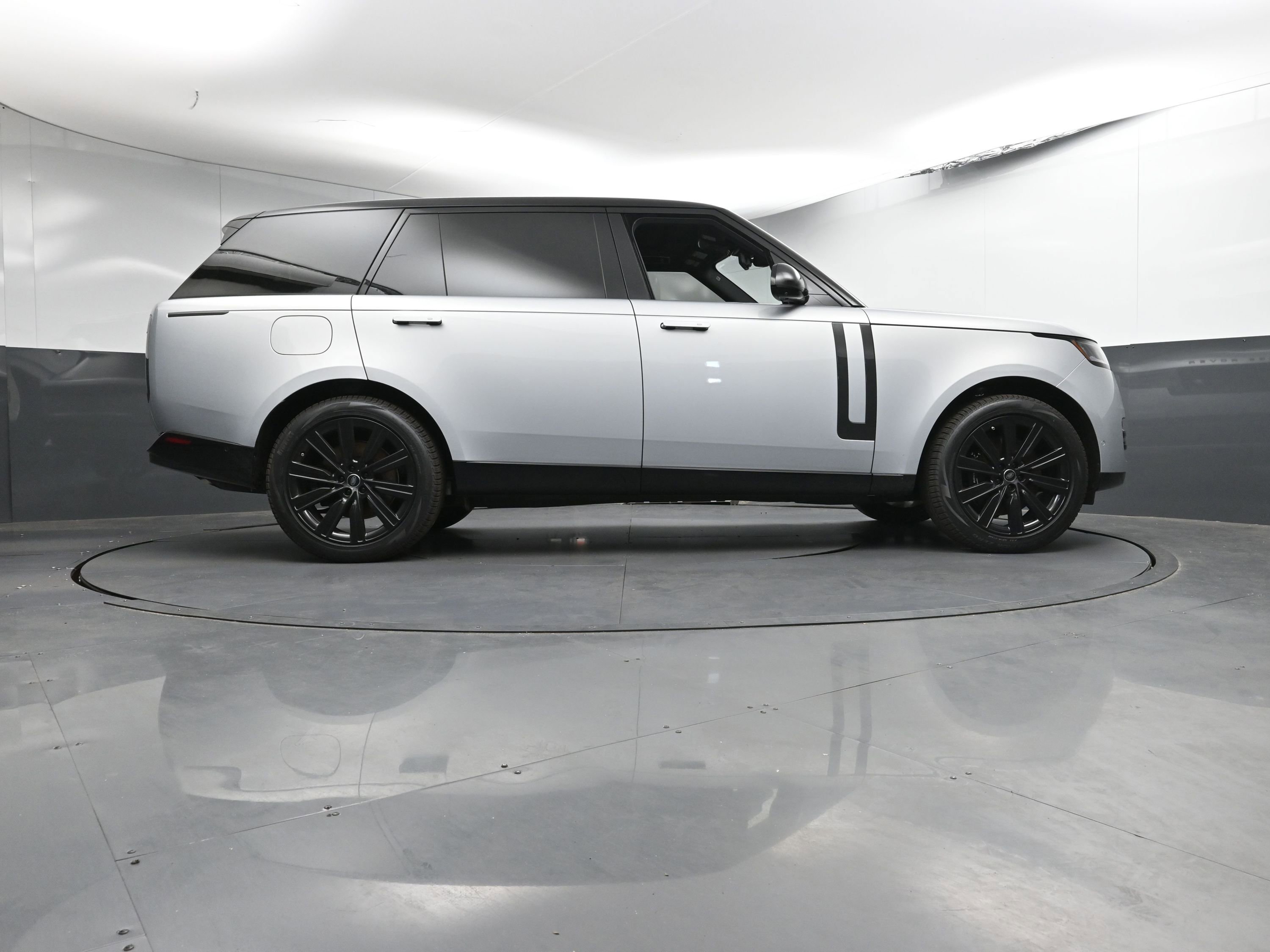 New 2025 Land Rover Range Rover Long Wheelbase SE image 28